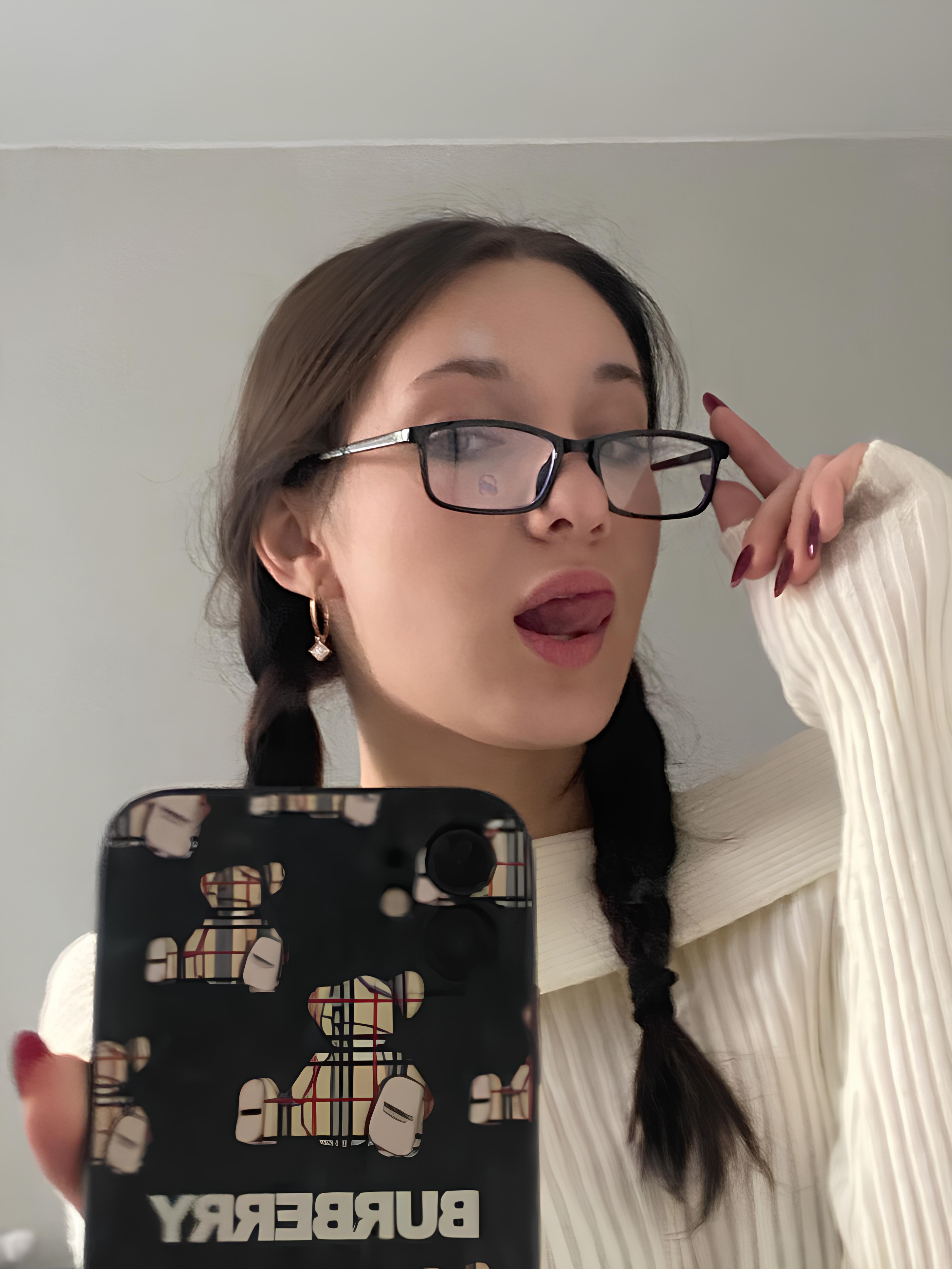 Sehen Sie sich LynnaCopps Live-Sexshow an
