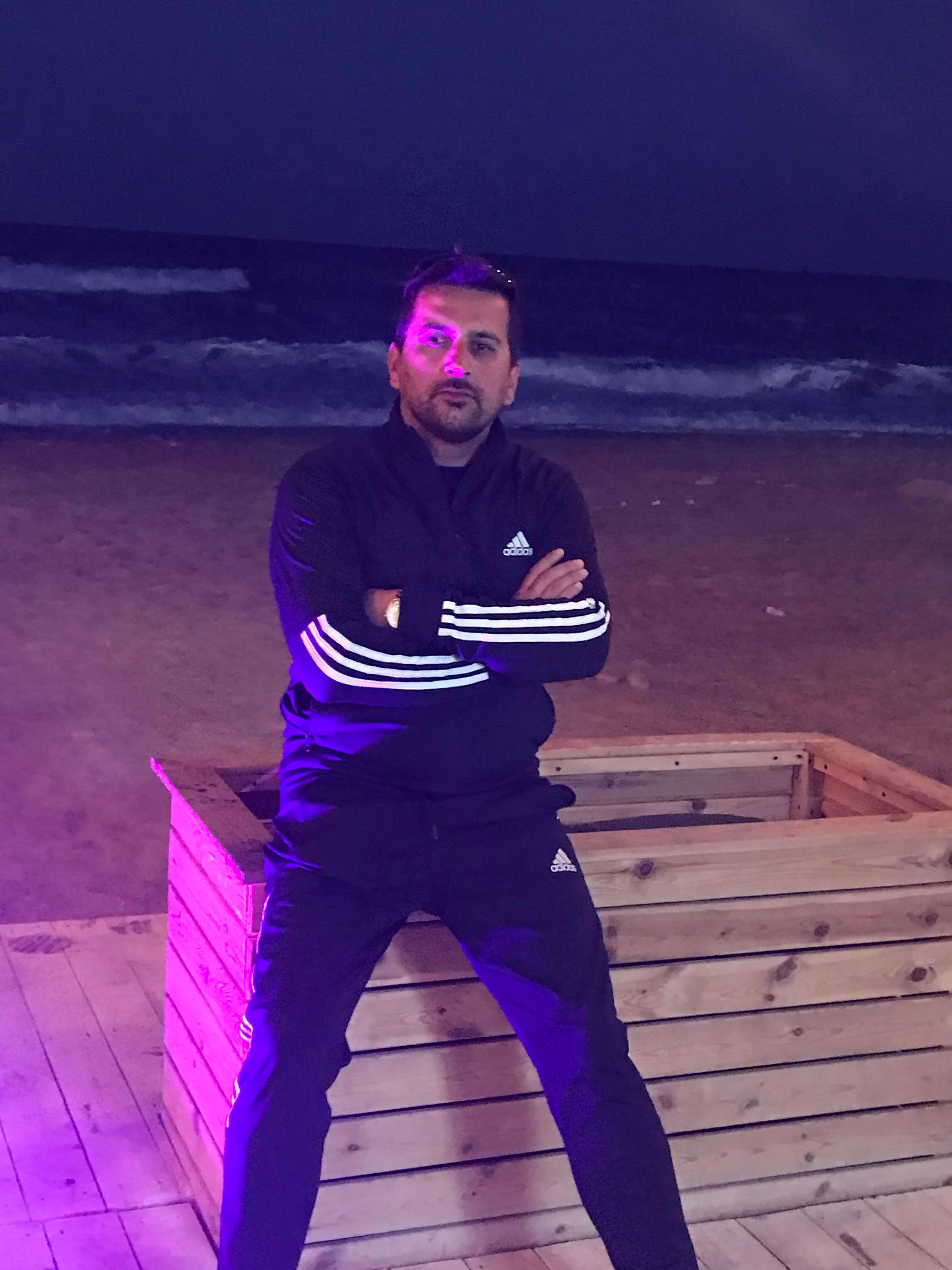Sehen Sie sich tarkan19xxxs Live-Sexshow an