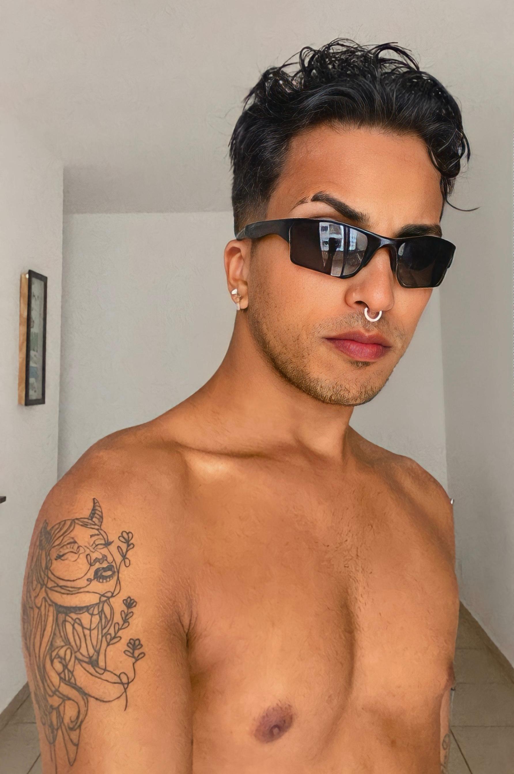 Sehen Sie sich elvisnaomorreus Live-Sexshow an