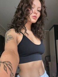 Sehen Sie sich DarelleButes Live-Sexshow an